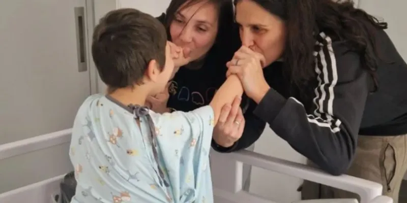 Edu, un niño de 6 años con síndrome de FOXG1: los médicos enumeraron lo que «no iba a hacer» y él lo desmiente