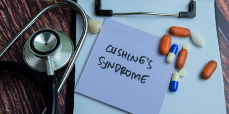 Un fonendoscopio, medicamentos y un papel en el que se lee "síndrome de Cushing'