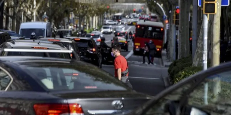 El tráfico urbano en una calle de Barcelona