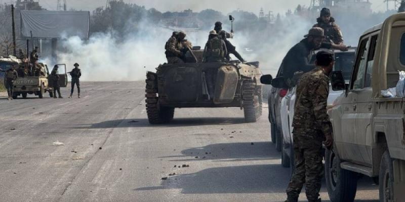 Las nuevas autoridades de Siria extendieron este viernes los toques de queda en las provincias costeras de Latakia y Tartús hasta la mañana del sábado. 