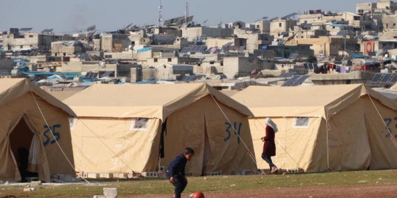 Niño jugando en un campo de personas desplazadas en Siria