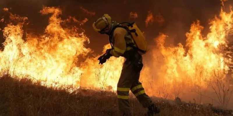 Bombero combatiendo un incendio forestal 