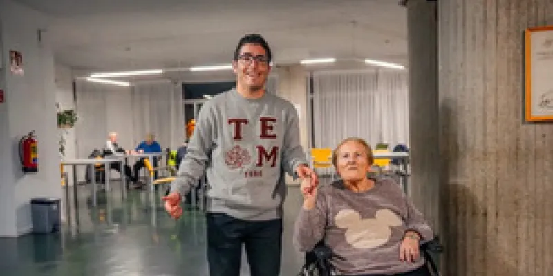 Las personas con discapacidad acompañan a las personas mayores