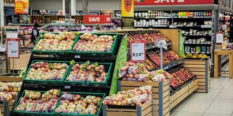 Imagen de estanterías de fruta en un supermercado