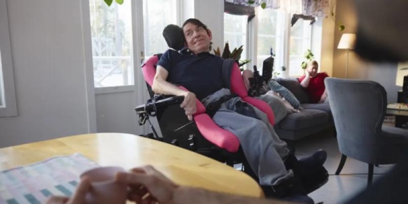 Persona con discapacidad en una silla de ruedas