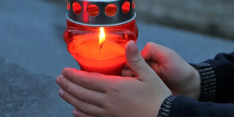 Manos de una persona con una vela 