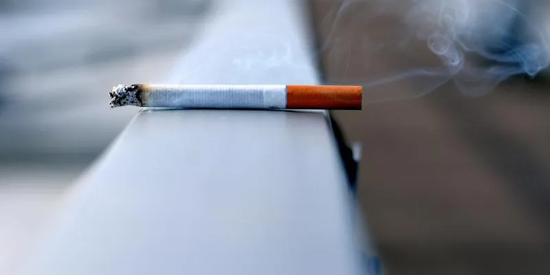 Un cigarrillo consumiéndose, foto de Andres Siimon, Unsplash