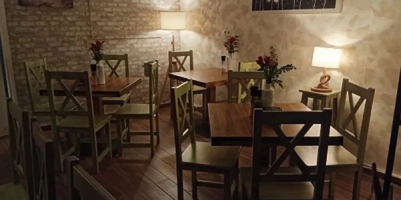 Mesas de la Taberna Aita