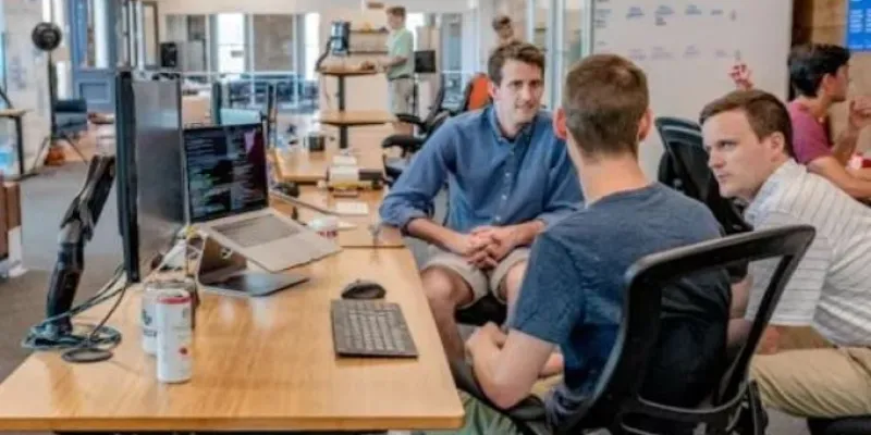 Varios chicos reunidos en una oficina
