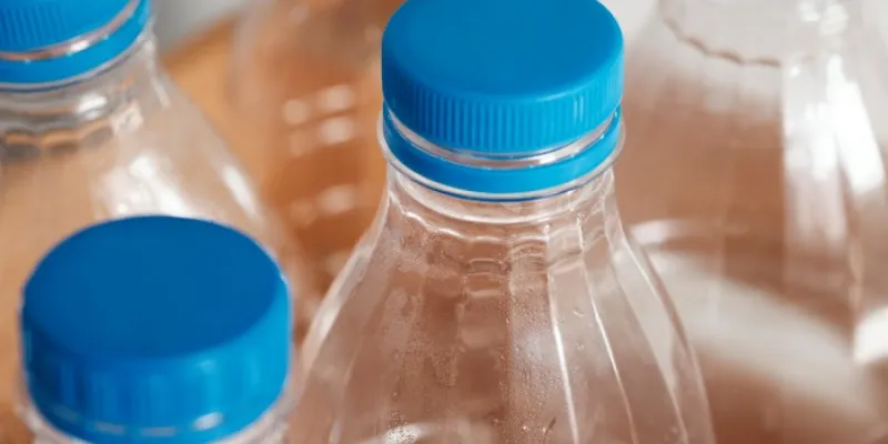 Tapones de plástico unidos a botellas