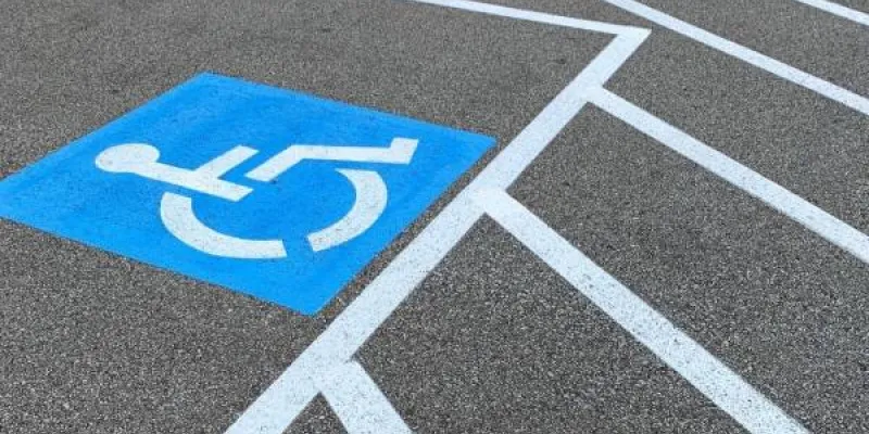 Plaza de parking reservada para personas con movilidad reducida