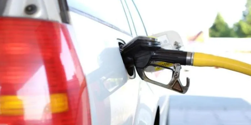 Coche repostando en una gasolinera