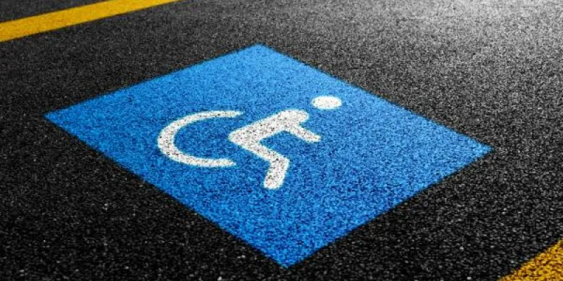 Una plaza de aparcamiento para una persona con discapacidad.