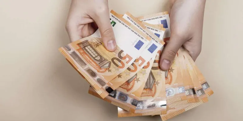 El Gobierno da las tarjetas monedero