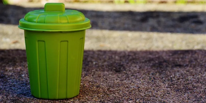 Cubo de basura de color verde