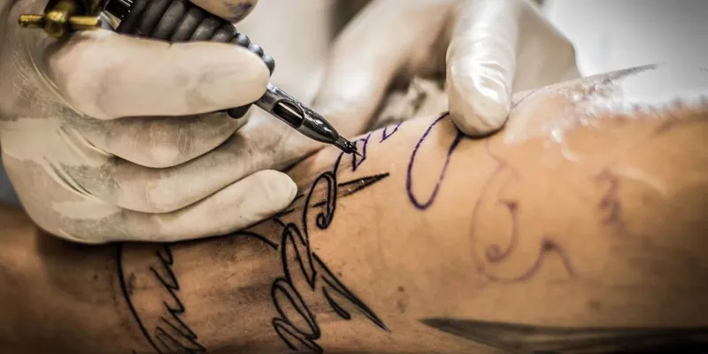 ¿Qué riesgos tienen los tatuajes para nuestro cuerpo?