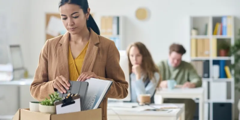 Mujer recogiendo las cosas del trabajo