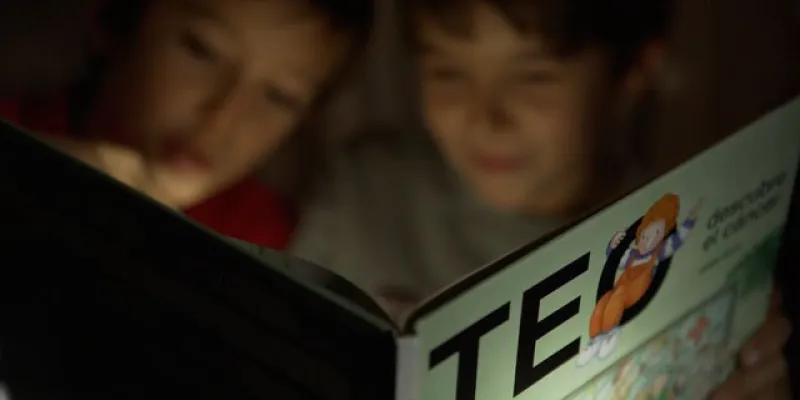 Niño con su madre leyendo un cuento de TEO