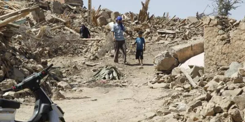 arias personas caminan entre los escombros en la aldea de Tafagajt, en Marruecos, cerca del epicentro del devastador terremoto. 