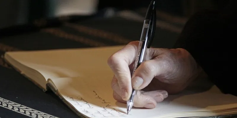 Persona escribiendo su testamento vital