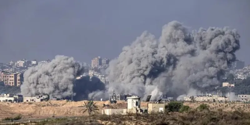 El humo se eleva tras una explosión provocada por un ataque aéreo israelí contra el norte de la Franja de Gaza, visto desde Sderot, en el sur de Israel. 