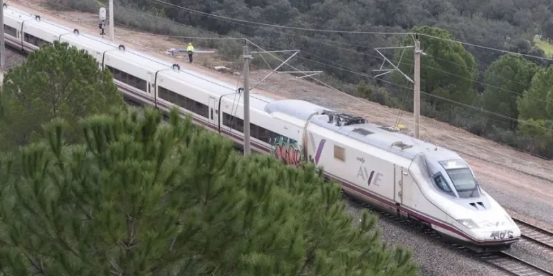 Un tren AVE pasa por el tramo del accidente en Adamuz, Córdoba.