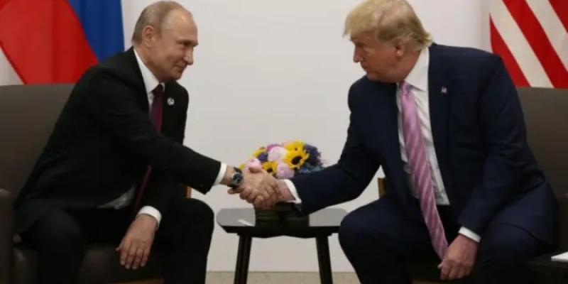 Trump y Putin dándose la mano