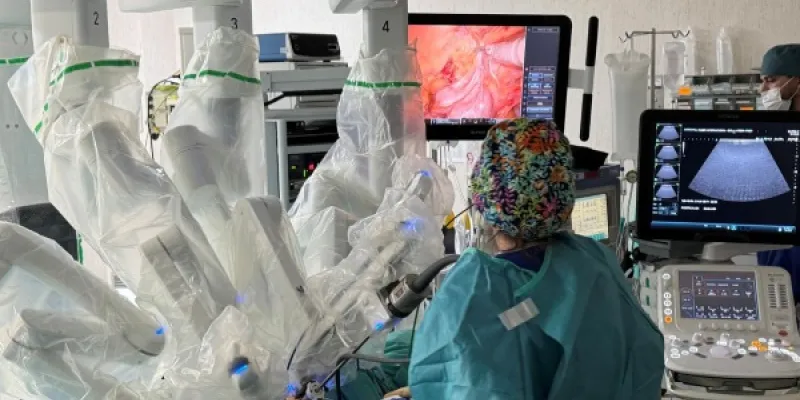 Robot Da Vinci y ecógrafo con sonda robótica de alta definición de Fujifilm Arietta v60 | Foto del Hospital Ruber Internacional