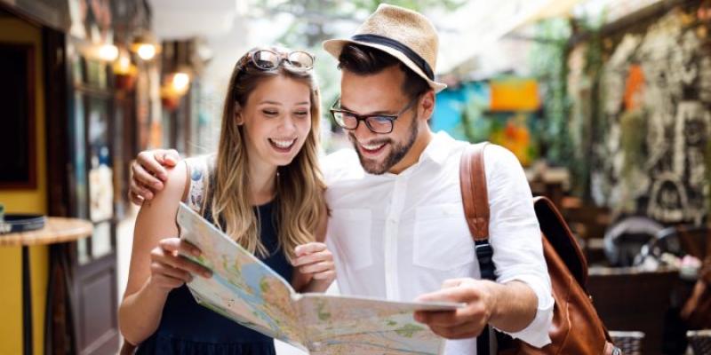 Turistas mirando un mapa