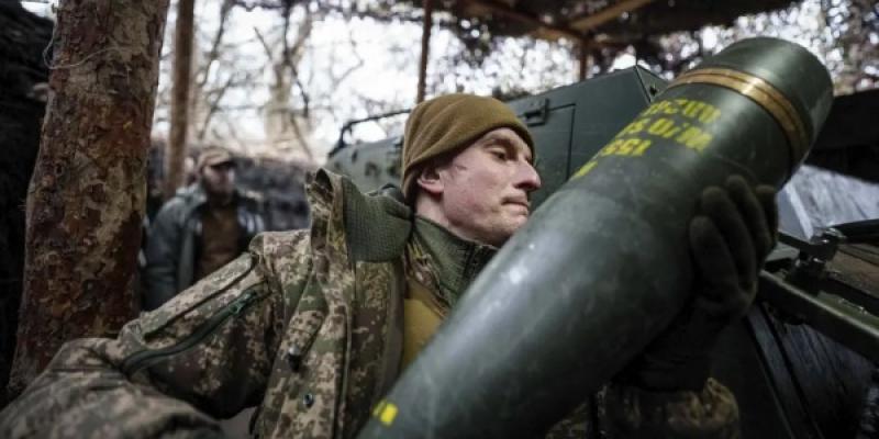 Un soldado ucraniano de la brigada Azov en primera línea en la región ucraniana de Donetsk.