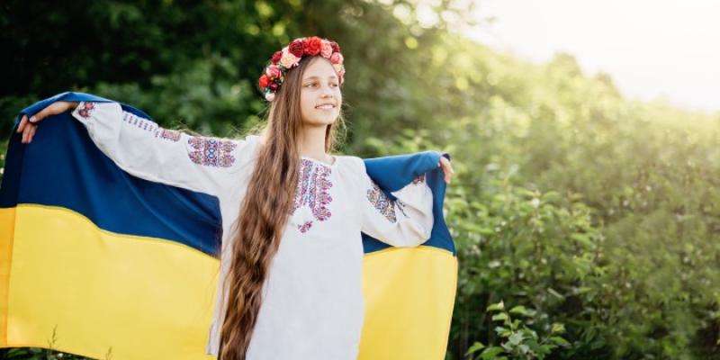 Niña con bandera de Ucrania