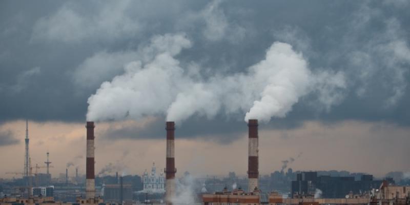 Fábrica con contaminación 