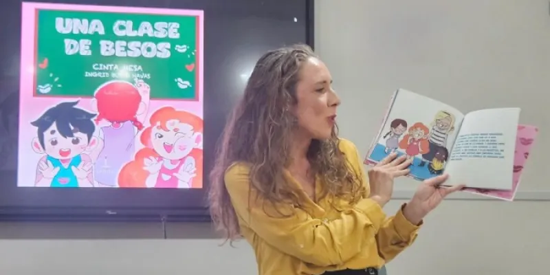 Cinta Mesa presentando Una clase de besos