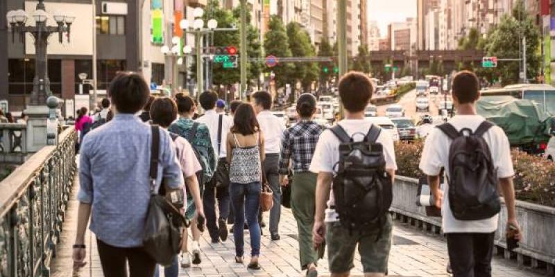 Jóvenes caminando por una calle 