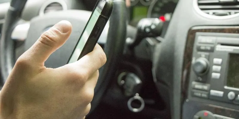 Persona usando el teléfono móvil al volante