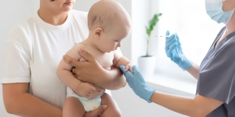 enfermera vacunando a un bebé de hepatitis A