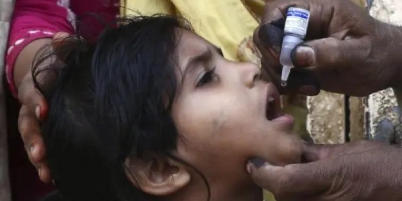 Una niña en Indonesia recibe la vacuna contra la polio