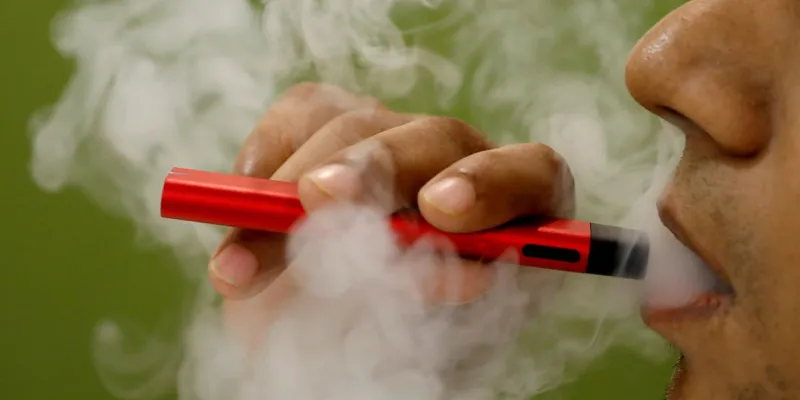Los menores de edad consumen vapers en los colegios