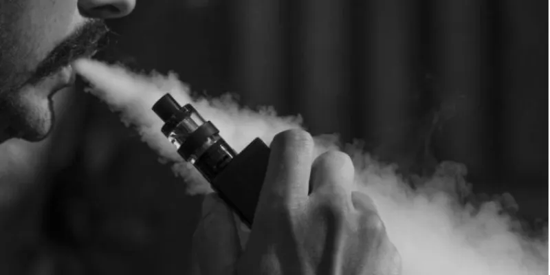 Hombre vapeando