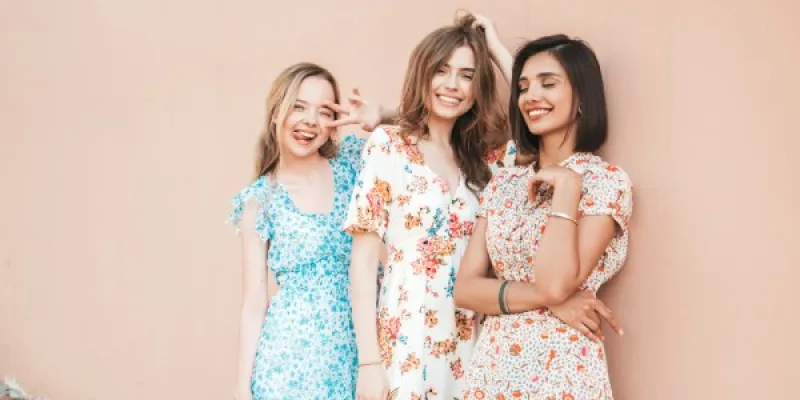 3 chicas con vestidos veraniegos