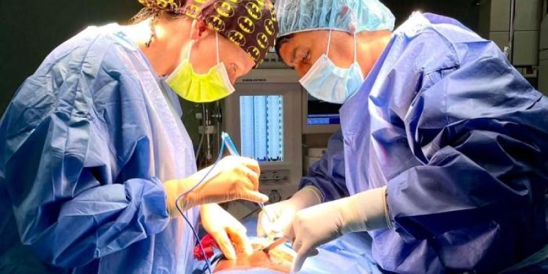 Un equipo de cirujanos realizan una operación quirúrgica en Mauritania 