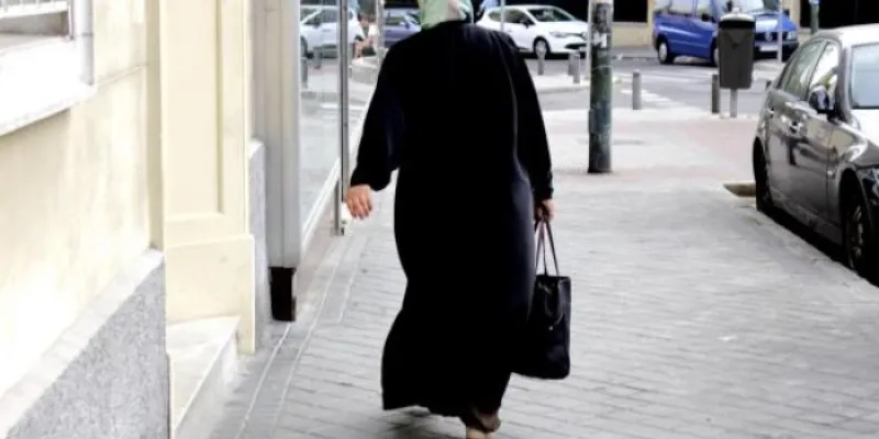 Una mujer con vestimenta árabe, por las calles de Madrid