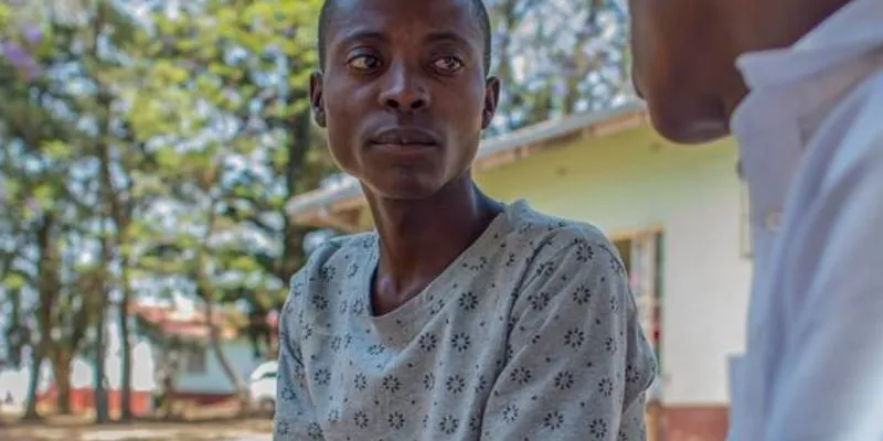 Un joven (izquierda) recibe asesoramiento sobre el tratamiento contra el VIH en Zimbabwe.