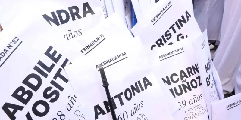 Carteles con los nombres de mujeres víctima de violencia machista | Foto de Fademur