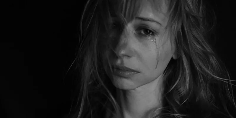 Chica llorando sufriendo violencia de género