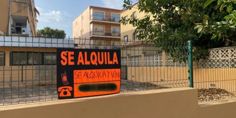 Cartel "se alquila". 