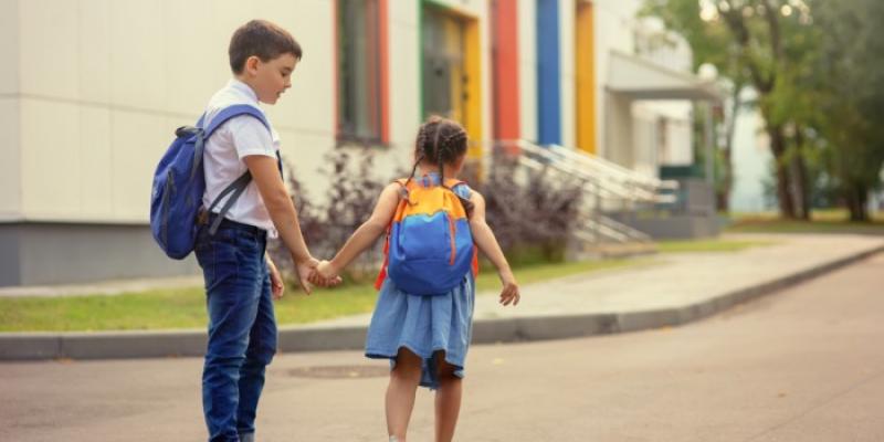 Dos niños, de camino al colegio 