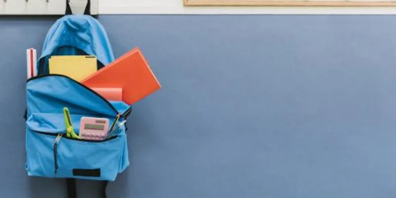Mochila colgada en el perchero de una clase