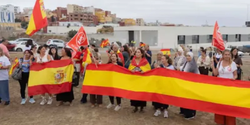Vanesa Castro con el bote de gas pimienta que ha comprado a su hija para ir al colegio, este sábado, en Ceuta