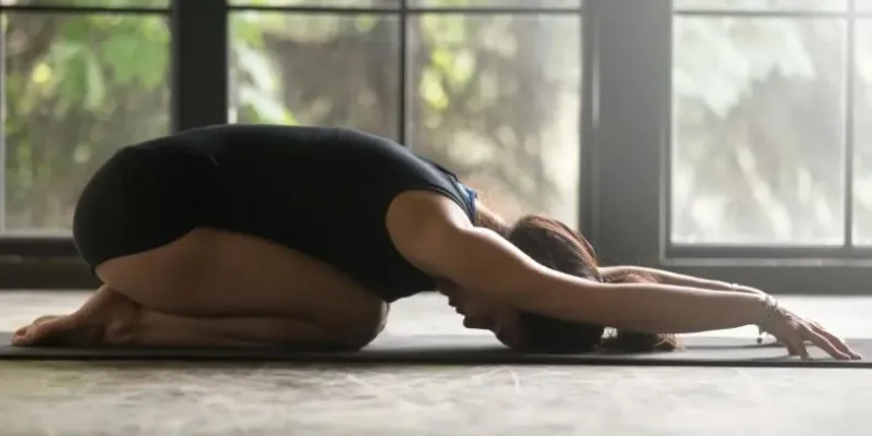Chica haciendo yoga